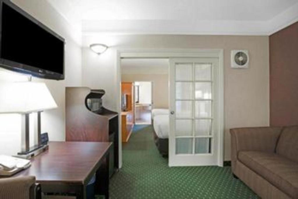 Ramada Suites By Wyndham Σαν Ντιέγκο Εξωτερικό φωτογραφία