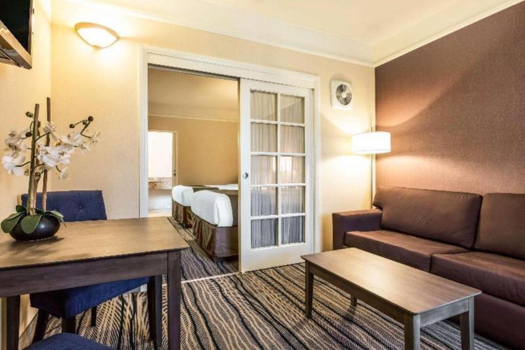 Ramada Suites By Wyndham Σαν Ντιέγκο Εξωτερικό φωτογραφία